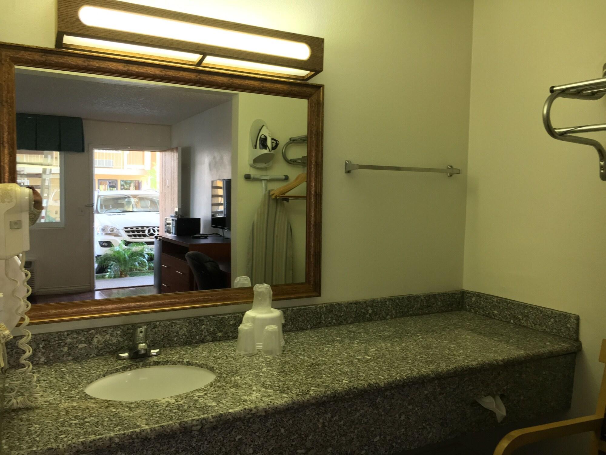 Riverside Inn & Suites Kültér fotó